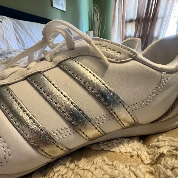 Like new retro adidas shoes - Picture 2 of 5